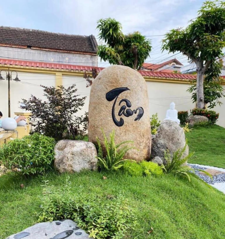 Bảng hiệu đá cuội phù hợp với nhiều mô hình kinh doanh khác nhau.