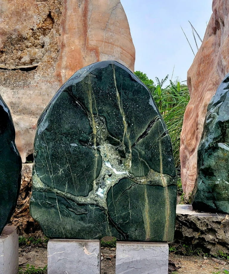 Bảng hiệu đá cuội màu đen mang lại sự sang trọng và chuyên nghiệp.