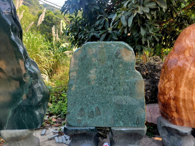 Bảng hiệu đá cuội được ưa chuộng có nhiều ưu điểm vượt trội.