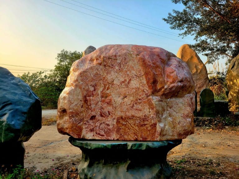 Bảng hiệu đá cuội thể hiện sự ấm cúng và thịnh vượng.