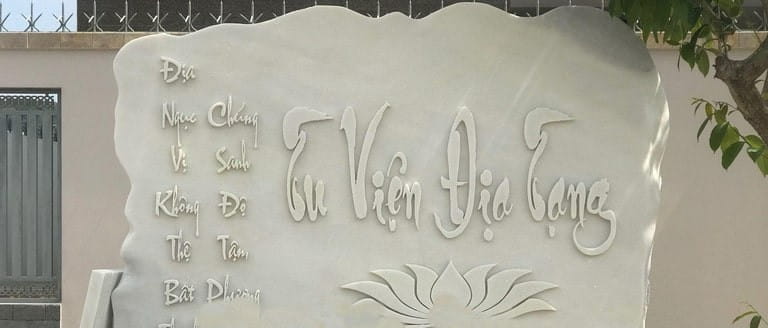 Màu sắc của biển hiệu đá động trực tiếp đến phong thủy và năng lượng tâm linh của ngôi chùa.