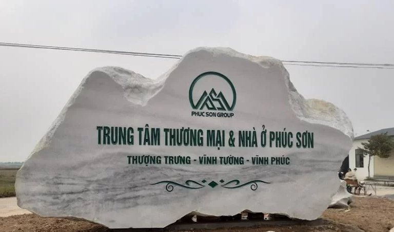 Biển hiệu đá mang vẻ đẹp tự nhiên độc đáo.