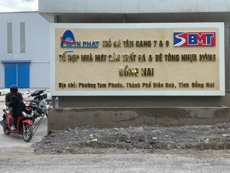 Bảng hiệu đá chữ nổi được đặt tại cổng chính của doanh nghiệp.