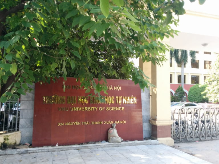 Bảng hiệu đá chữ nổi được ưa chuộng bởi độ bền cao.