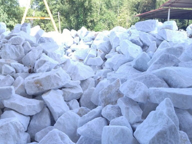 Các khối đá thô được chọn lọc kỹ lưỡng để chế tạo thành đá biển hiệu có chất lượng cao.