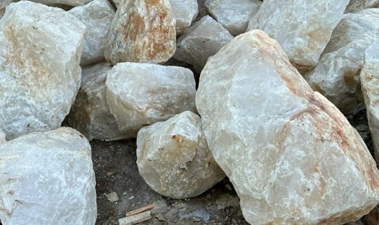 Bảng hiệu đá tự nhiên được chế tác từ đá tự nhiên nguyên khối.