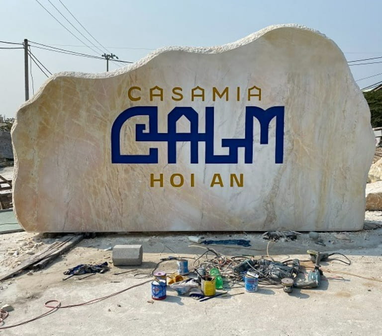 Độ bền là yếu tố phân biệt rõ nết nhất giữa biển hiệu đá khối và đá ốp.