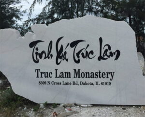 Biển hiệu đá trắng bền đẹp, chất lượng.