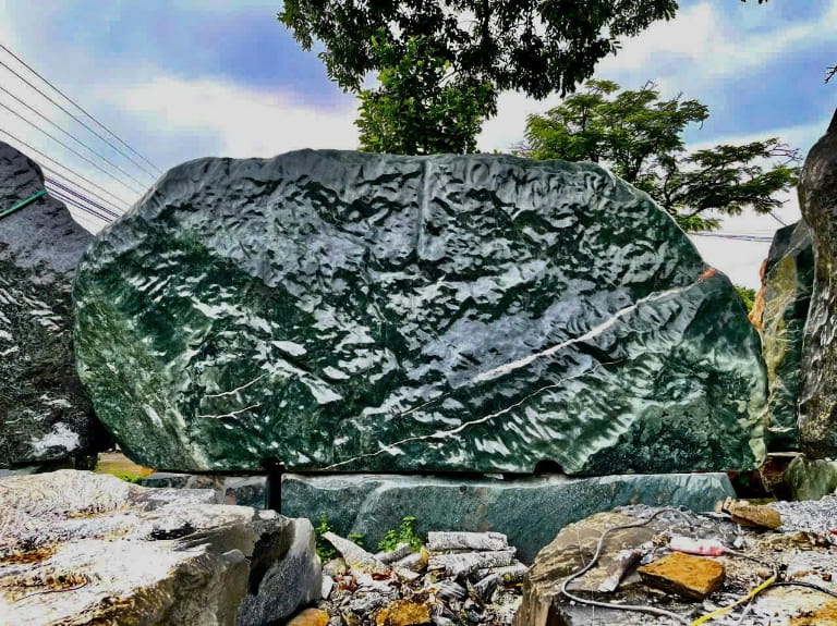 Biển hiệu đá xanh có độ bền vượt trội từ 30-50 năm.