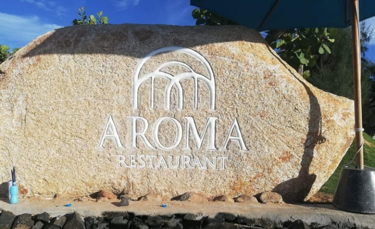 Kiểu khắc chìm sâu trên biển hiệu đá.