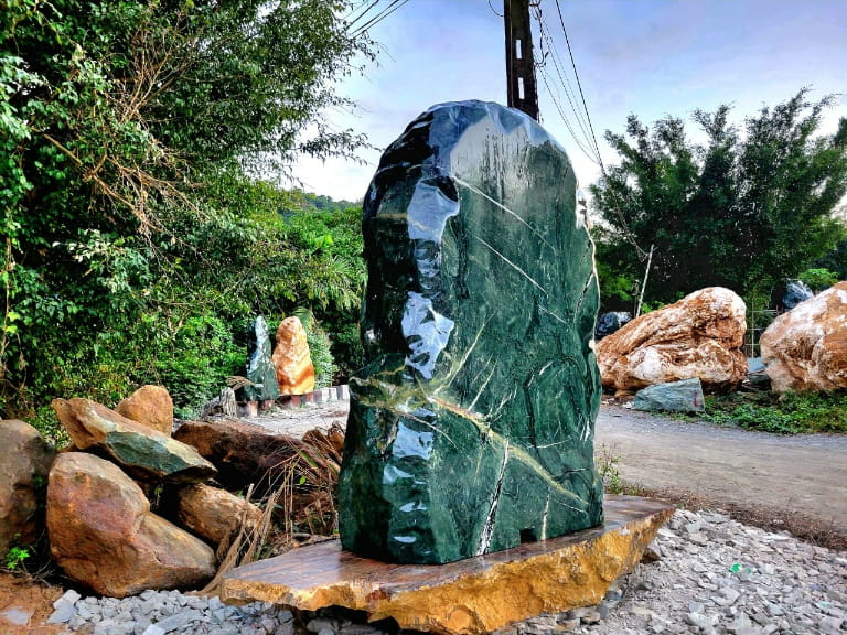 Biển hiệu đá xanh có màu xanh đặc trưng pha lẫn các vân đá tự nhiên tạo nên vẻ đẹp sang trọng và thu hút.