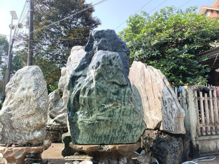 Biển hiệu đá xanh cần được bảo dưỡng và vệ sinh đúng cách.