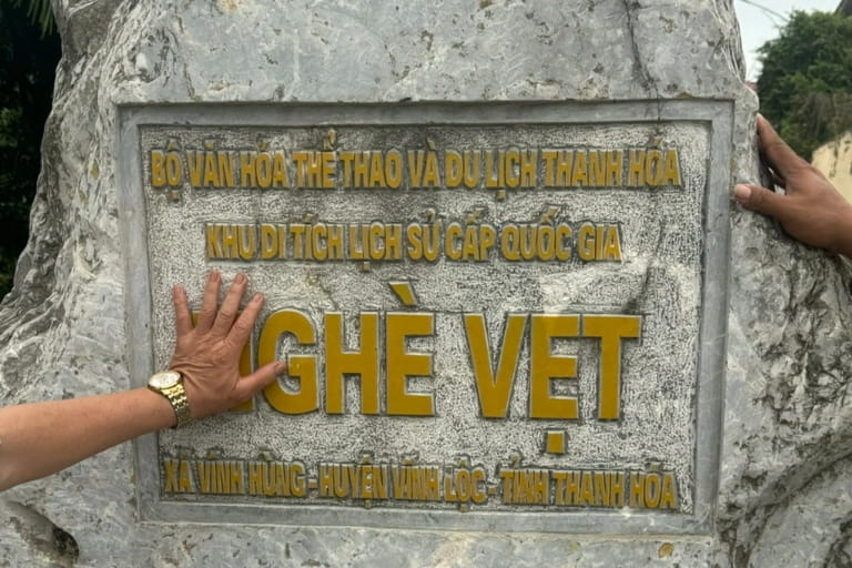 Biển hiệu di tích văn hóa mang tính trang nghiêm, bảo tồn giá trị văn hóa dân tộc.