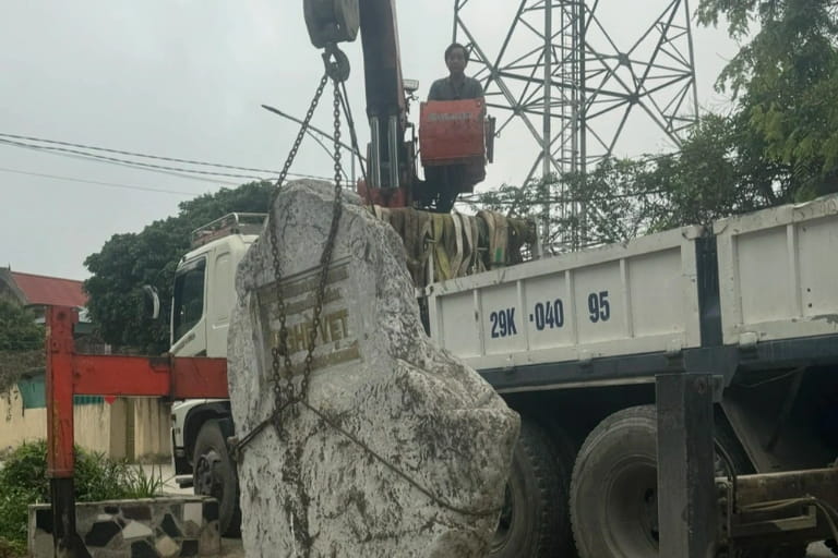 Sử dụng đá tự nhiên nguyên khối vì tính bền vững lâu dài và giá trị thẩm mỹ cao.