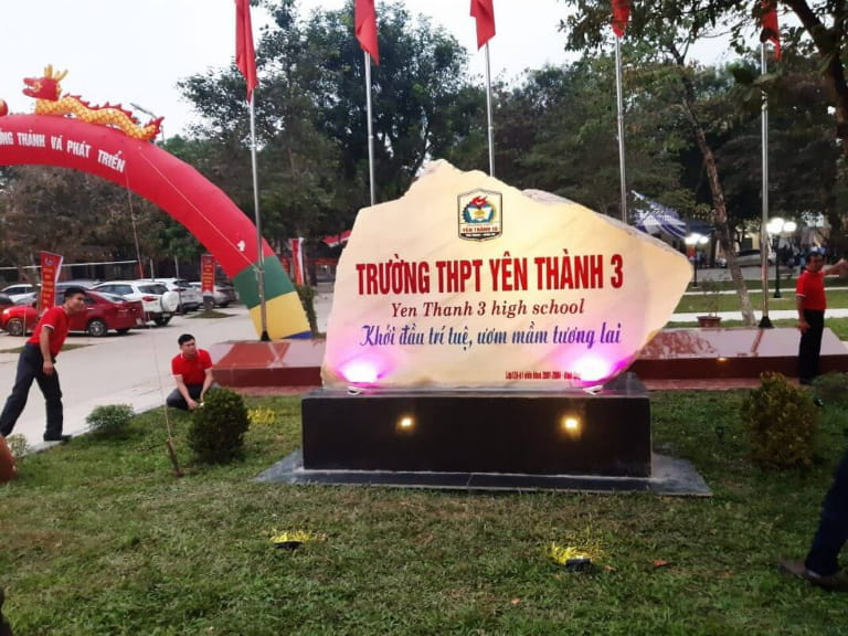 Thiết kế móng cho biển hiệu đá cần tính toán dựa trên trọng lượng thực tế và hệ số an toàn.