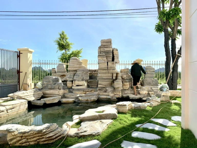 Đá biển hiệu Ninh Bình được chế tác từ các mỏ đá nổi tiếng tại tỉnh Ninh Bình.