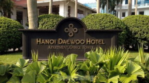 Đá tự nhiên làm bảng hiệu chất lượng.