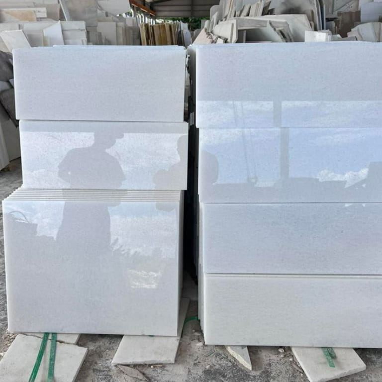 Đá tự nhiên có độ bóng cao hơn so với đá nhân tạo.