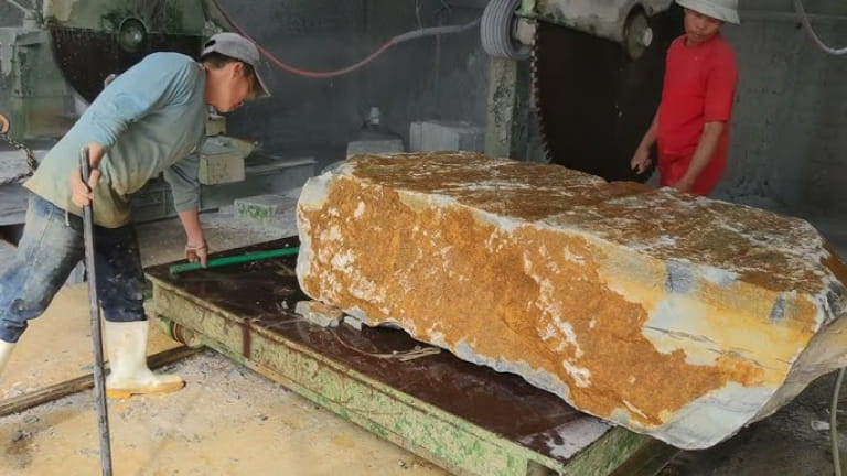 Đá tự nhiên được hình thành qua quá trình địa chất kéo dài hàng triệu năm.