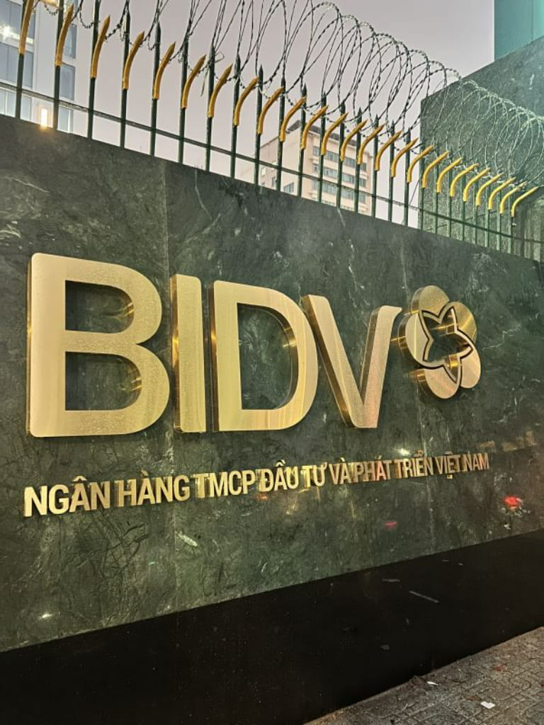 Đánh bóng đá biển hiệu tạo ra lớp bảo vệ giúp đá chống chịu tốt với các tác nhân từ môi trường.