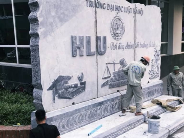 Quy trình đánh bóng biển hiệu đá.