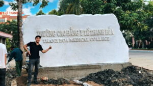 Đơn vị thi công đá biển hiệu uy tín chất lượng.