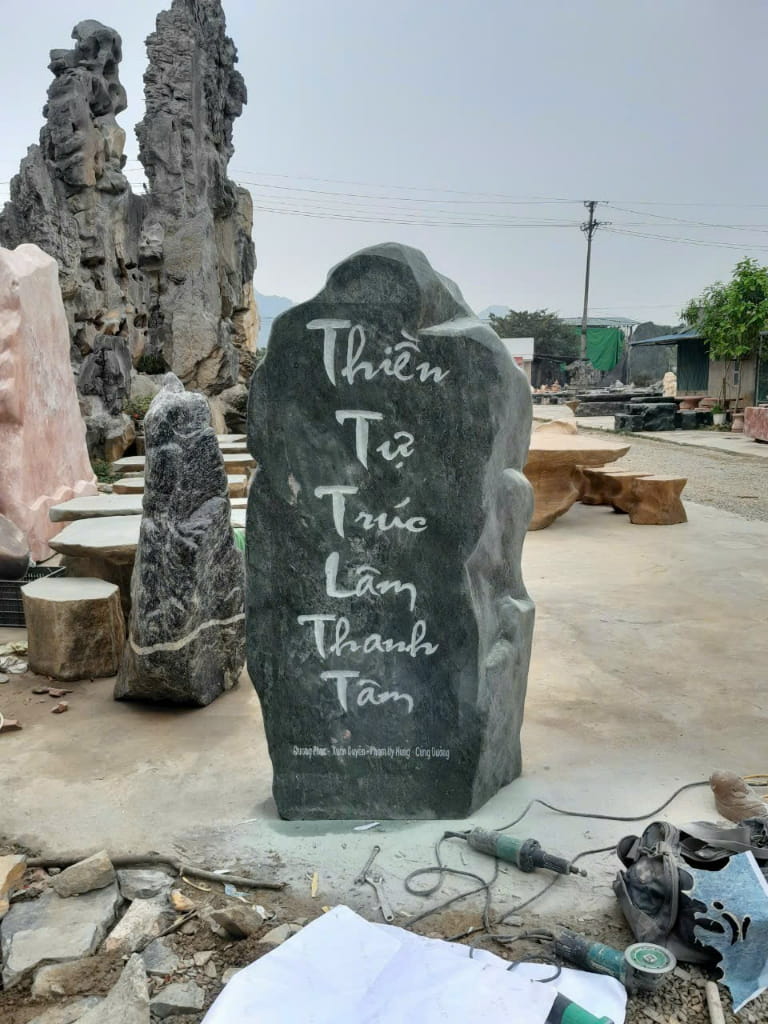 Giá biển hiệu đá tuỳ thuộc vào kích thước.