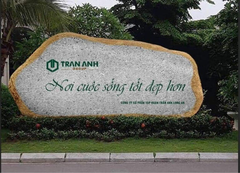 Phương pháp phun cát khắc chữ trên biển hiệu đá.