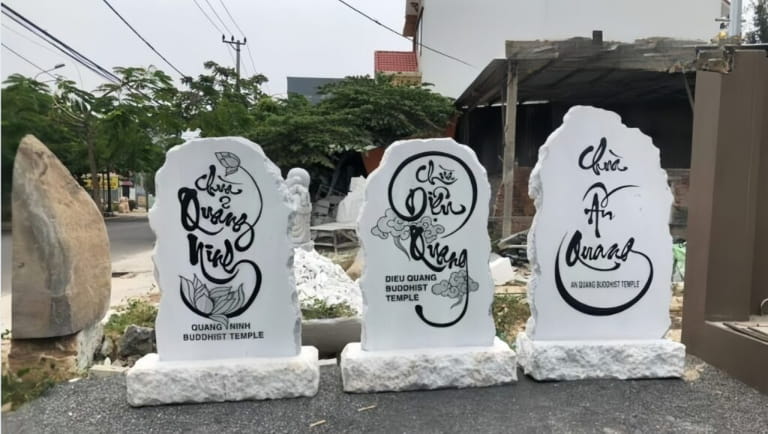 Ứng dụng khắc chữ đá trong tôn giáo.