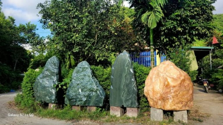 Một tấm biển đá có kích thước cân bằng sẽ tạo ra trường năng lượng tích cực, thu hút khách hàng.