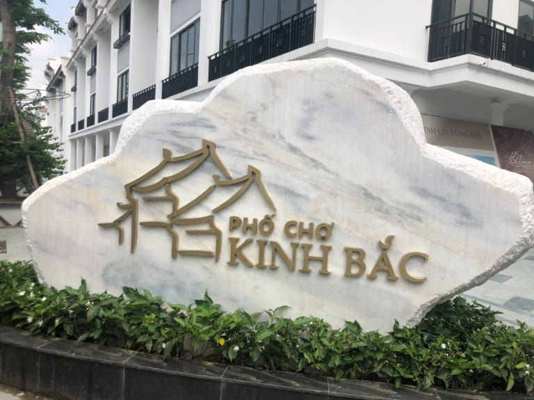 Biển hiệu đá trắng xám.