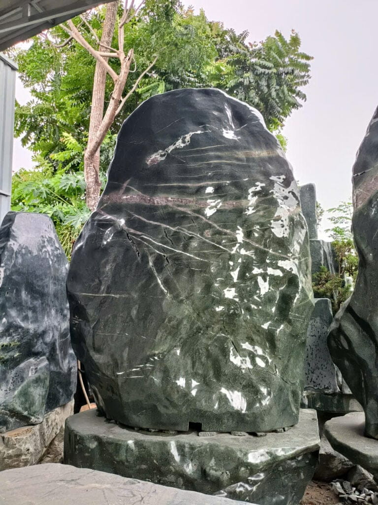 Biển đá khối hình chữ nhật dọc. 