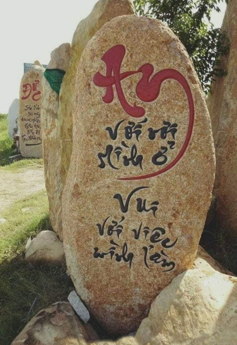 Đặt biển hiệu đá trong khuôn viên sân vườn đang ngày càng được ưa chuộng.