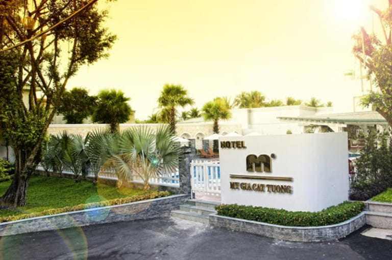 Biển hiệu đá tự nhiên đã trở thành biểu tượng uy tín và sự bền vững trong giới kinh doanh.